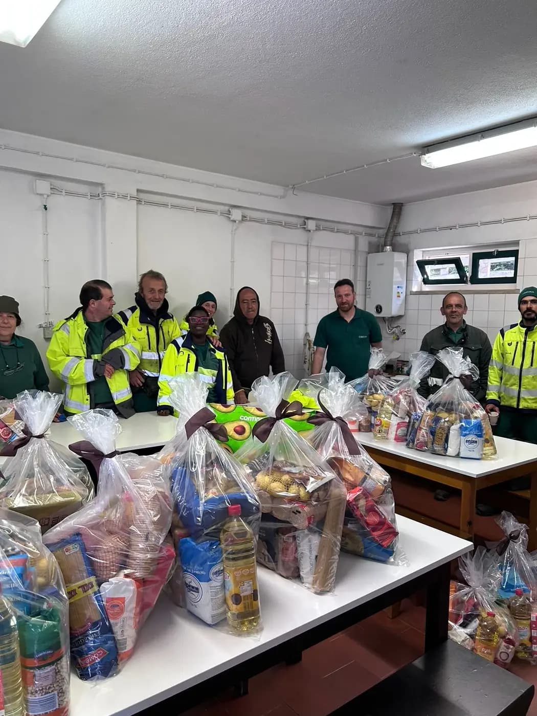 Momento da entrega, com a equipa de limpeza urbana reunida à volta dos cabazes