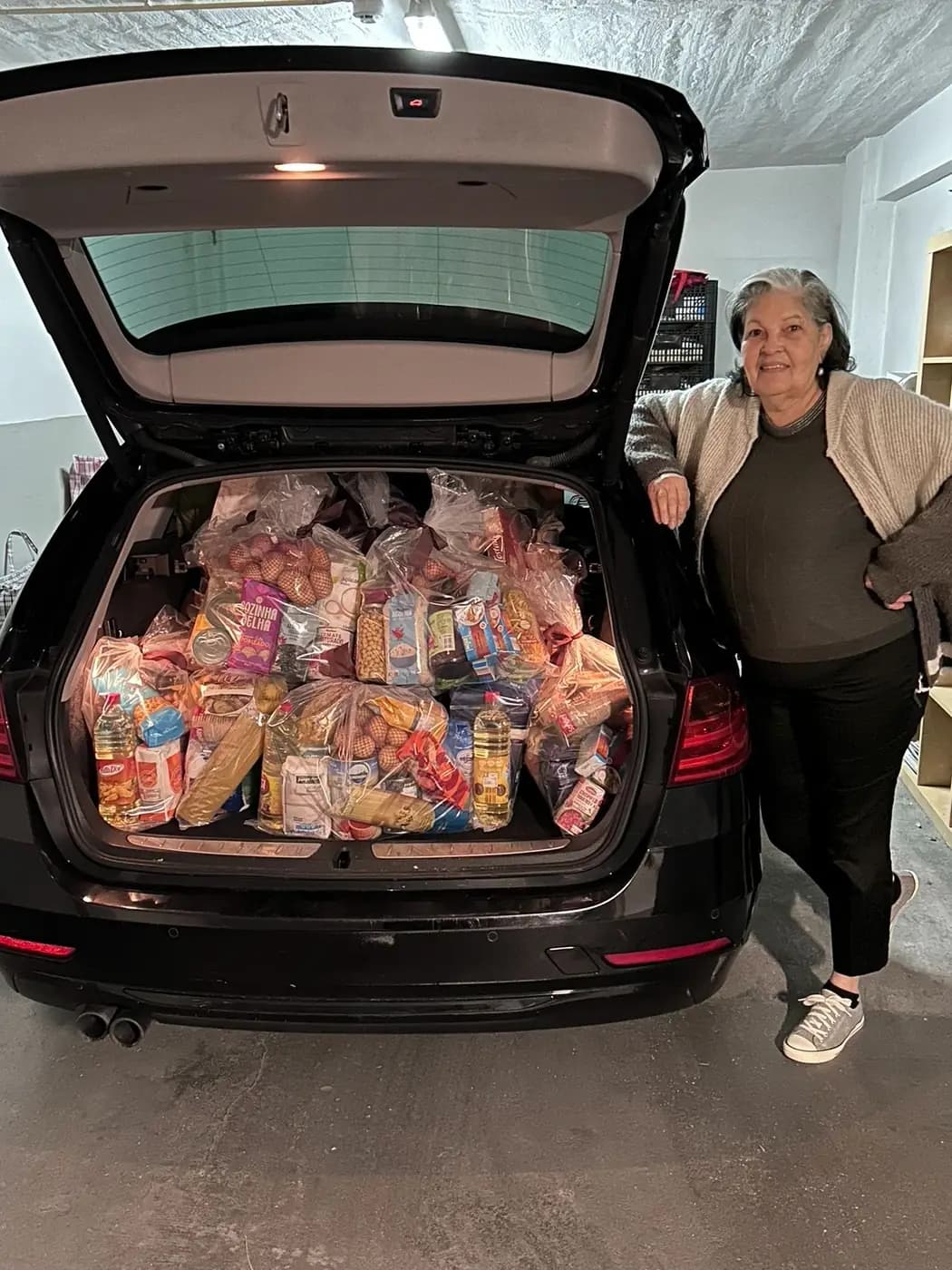 Mala de carro cheia de cabazes, pronta para a distribuição