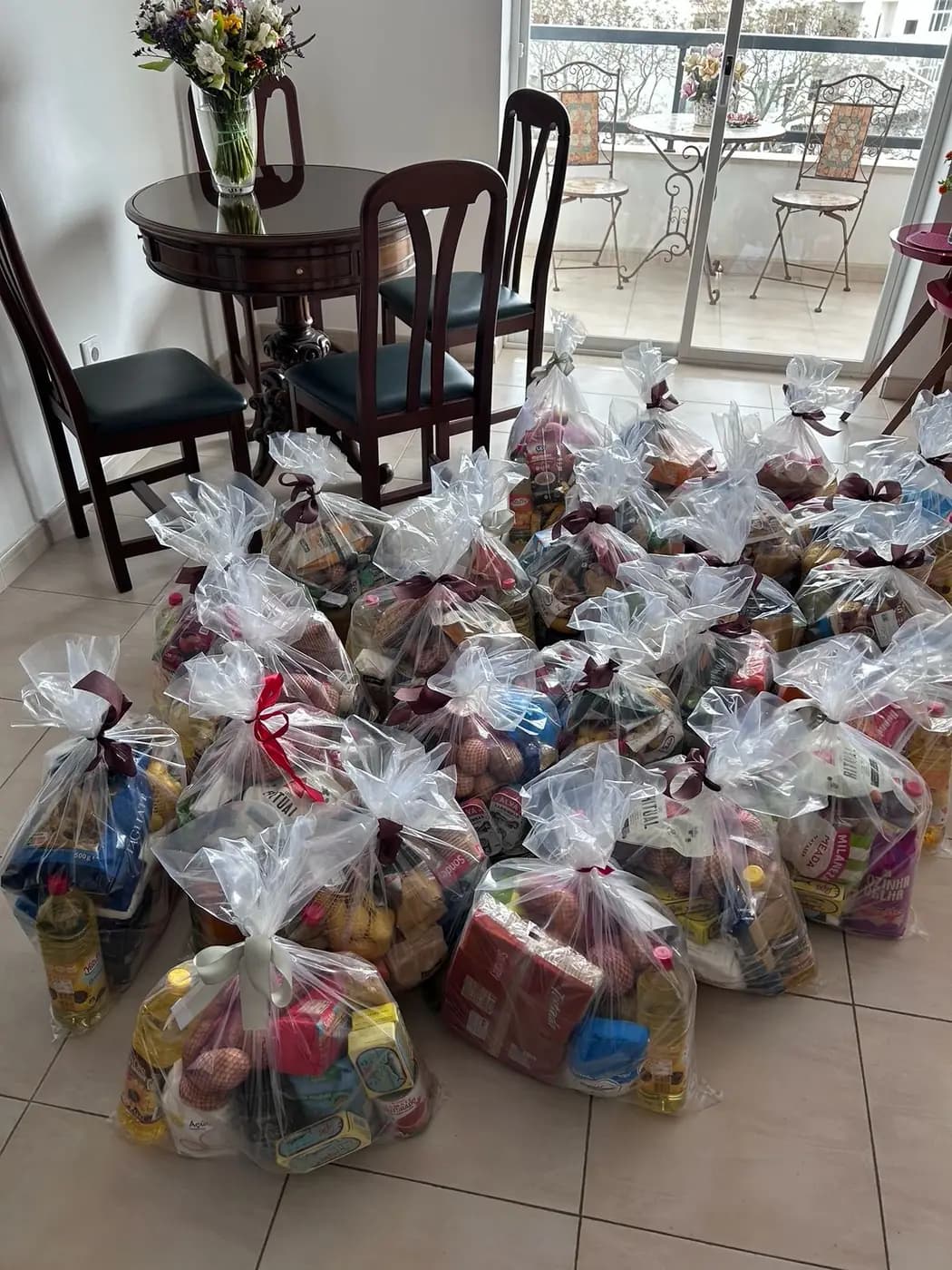 Sala da sede ocupada pelos cabazes antes da distribuição