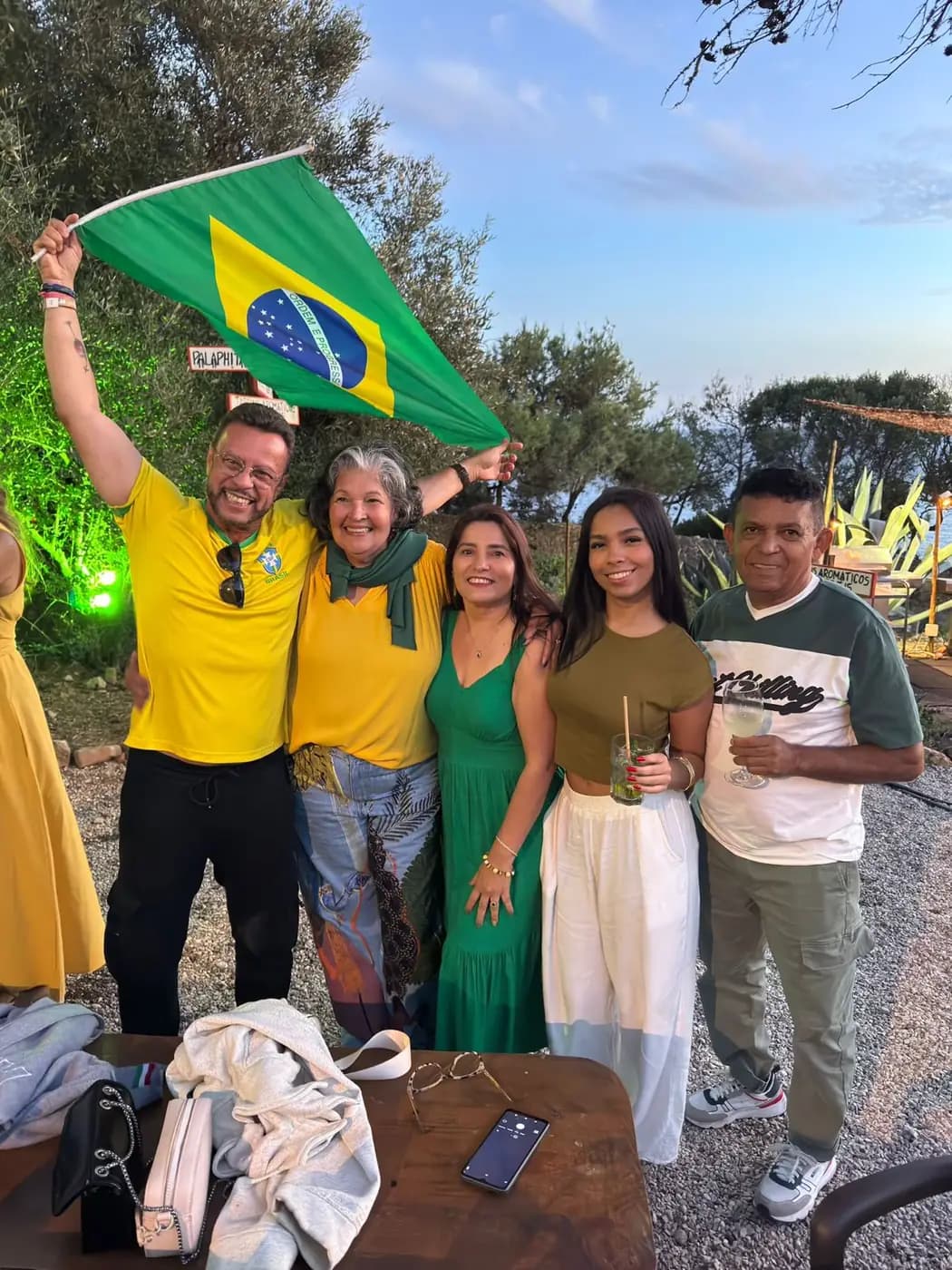 Grupo ergue a bandeira do Brasil ao fim do dia