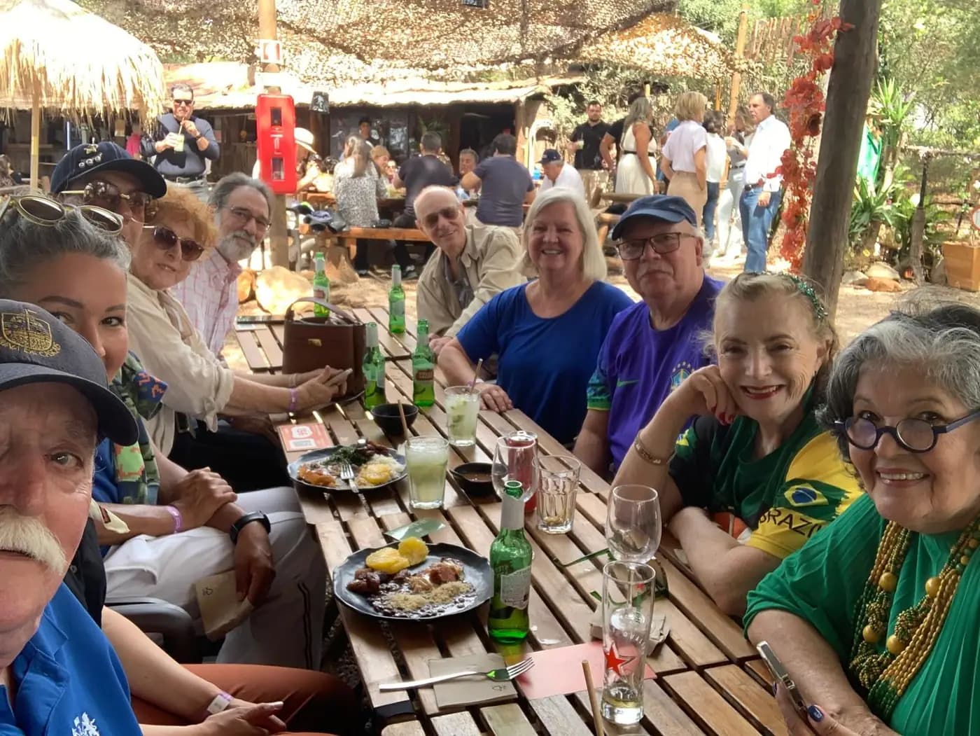Almoço partilhado na mesa comprida, com o grupo reunido