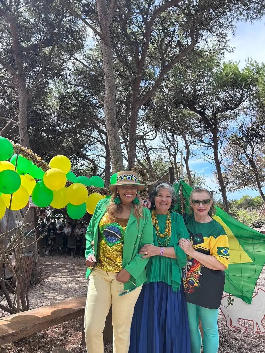Associadas junto ao arco de balões verdes e amarelos