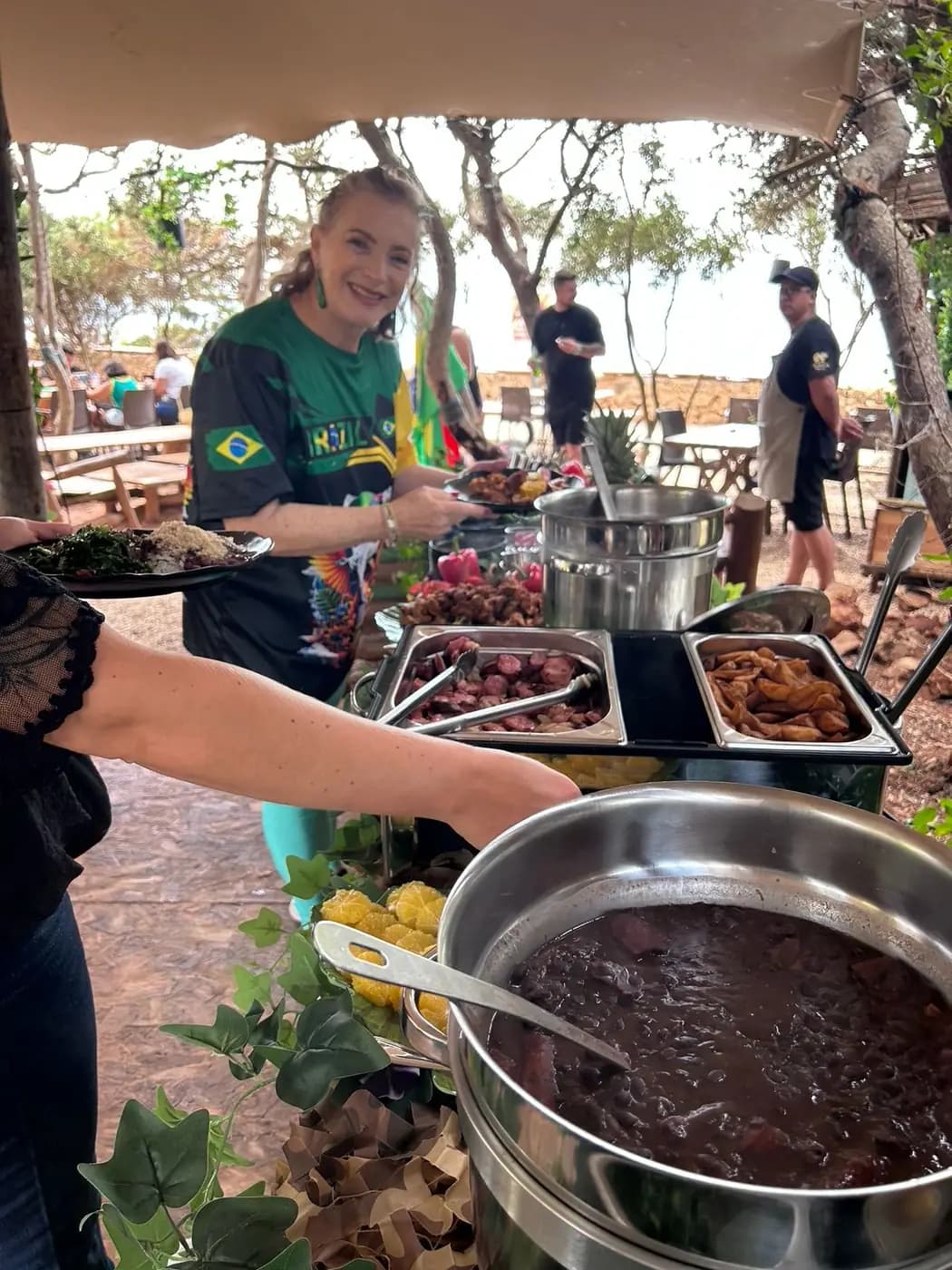 Panelas de feijoada a serem servidas no espaço da festa
