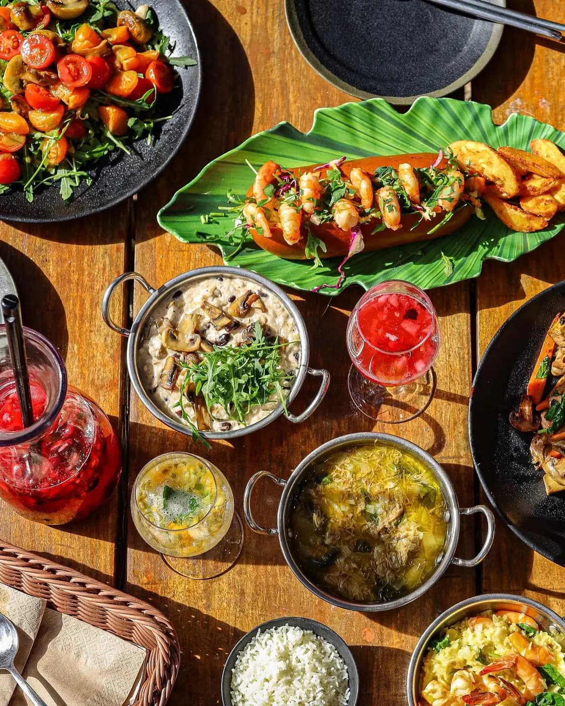 Mesa farta com vários pratos da cozinha brasileira