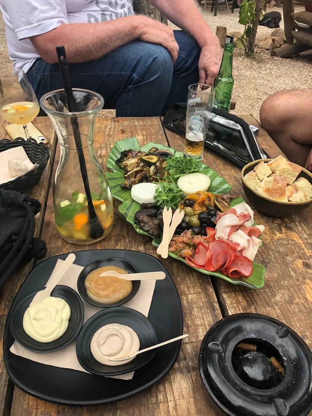 Petiscos e bebidas dispostos na mesa de madeira