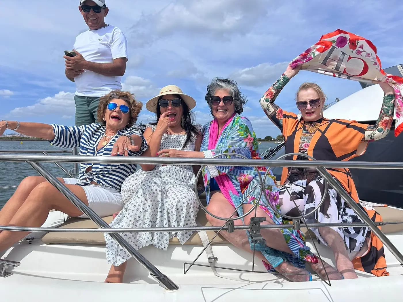 Grupo acomodado a bordo do veleiro à saída da marina