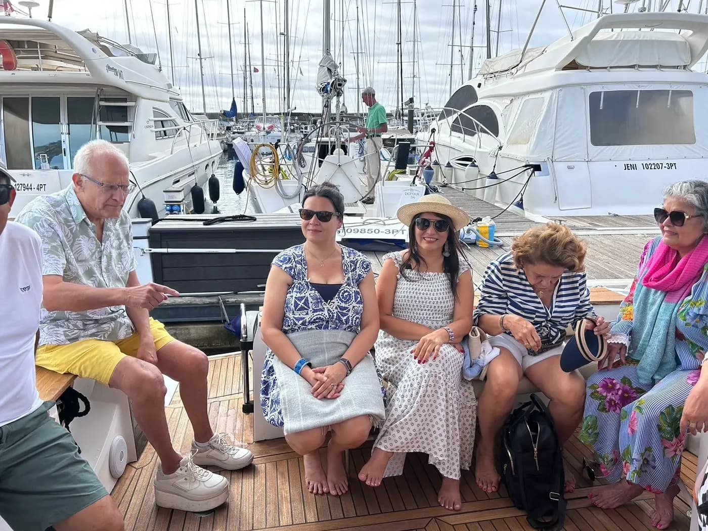 Grupo no pontão, entre os veleiros da Marina de Cascais