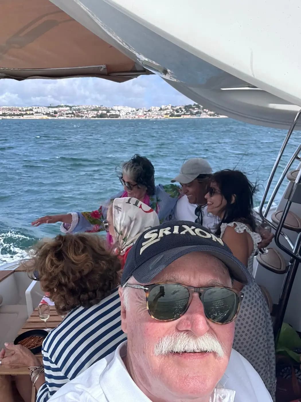 Momento de navegação em mar aberto, visto do convés