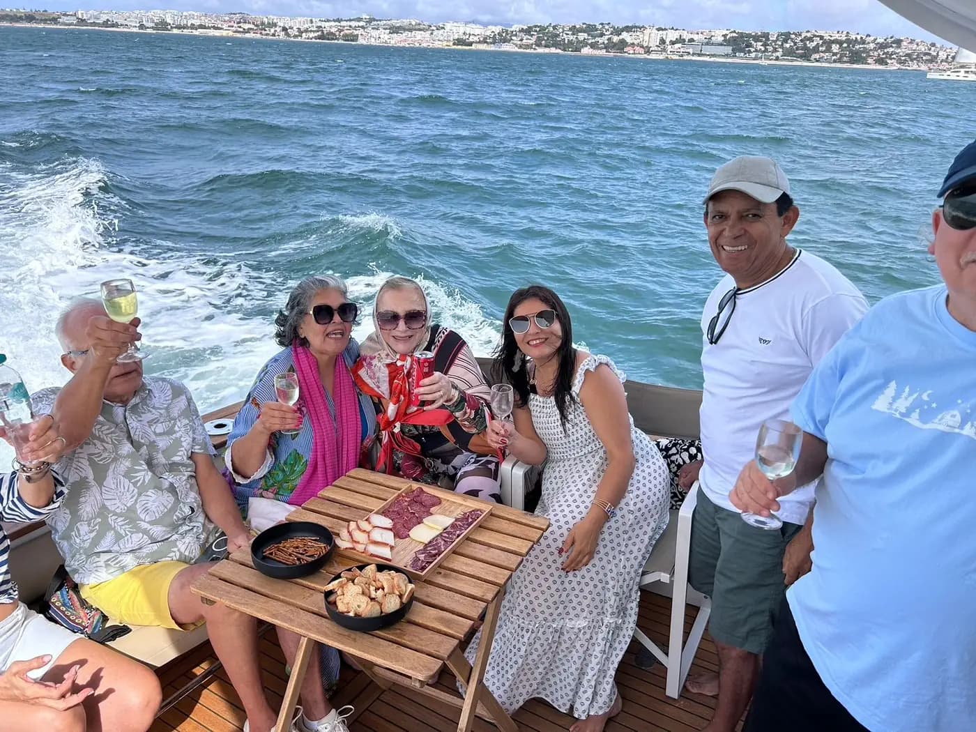 Mesa posta no convés durante a travessia