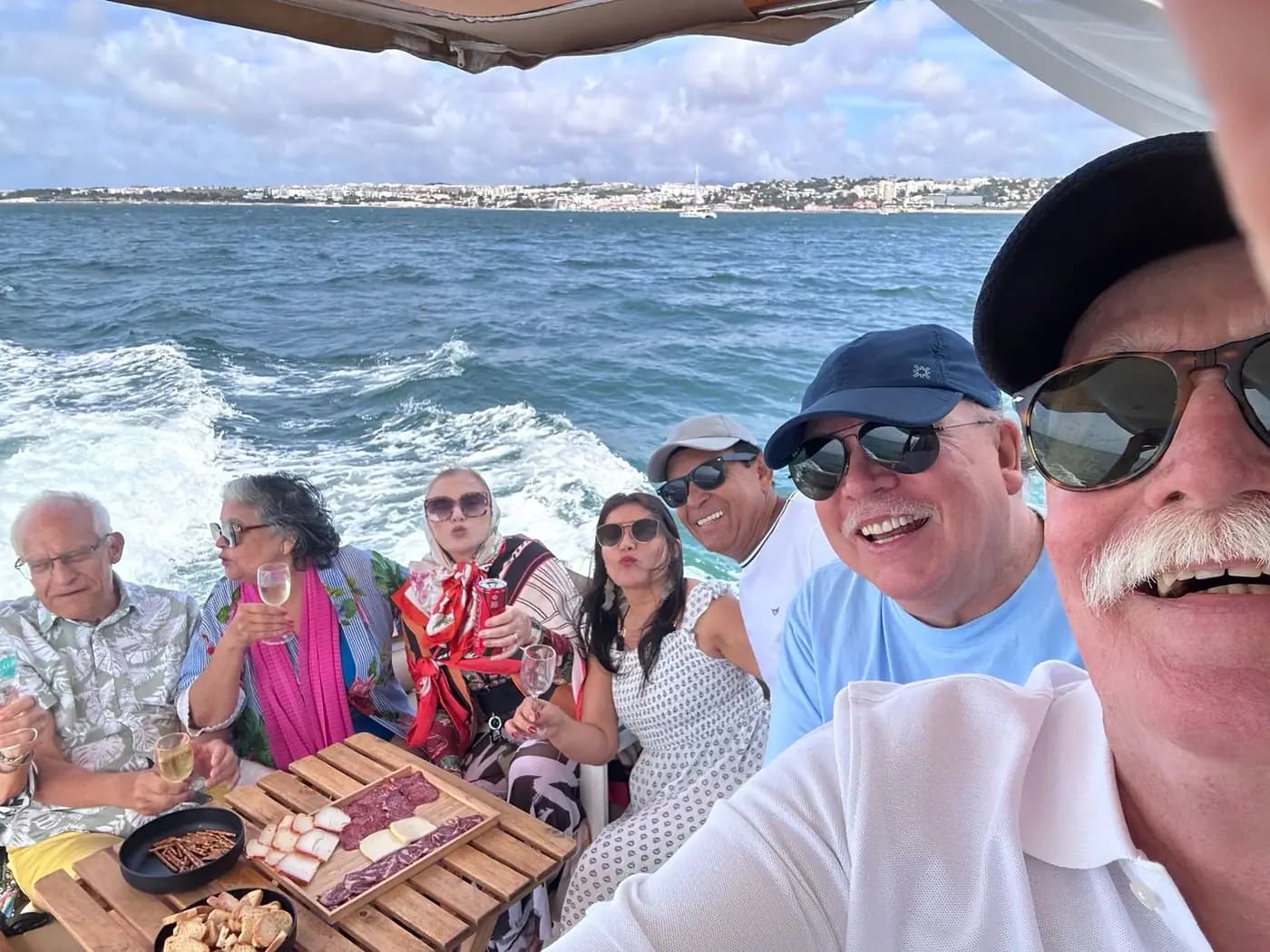 Grupo reunido à volta da mesa a bordo