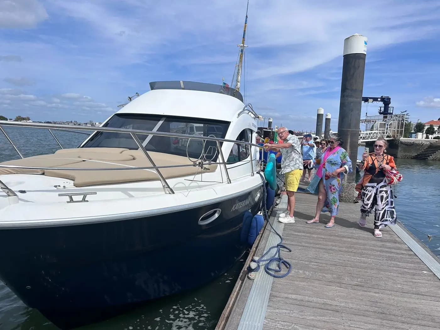 A embarcação atracada ao pontão, no fim do passeio