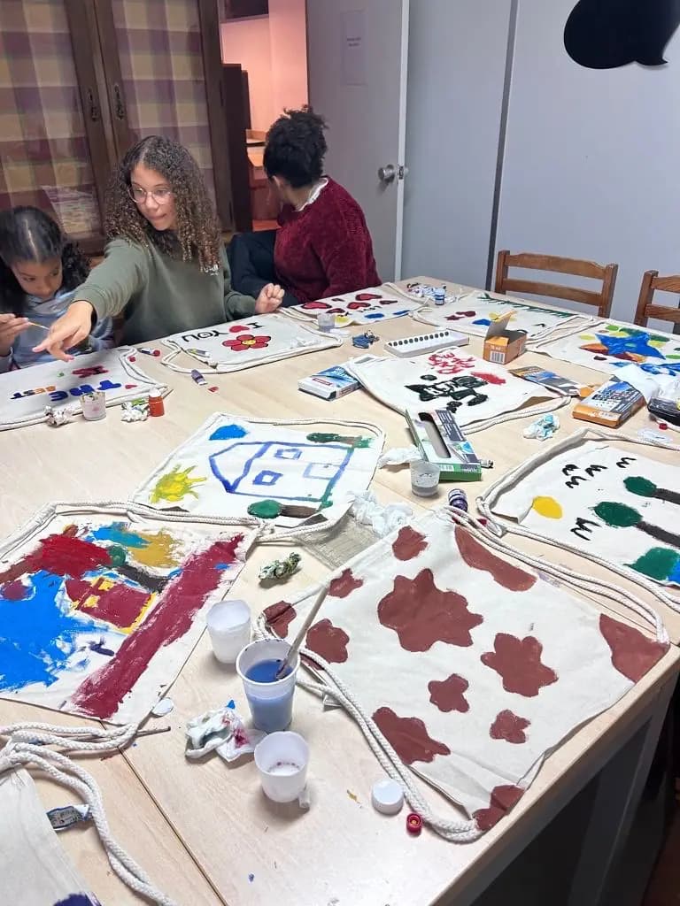 A atividade a decorrer na sala, com as mochilas em progresso