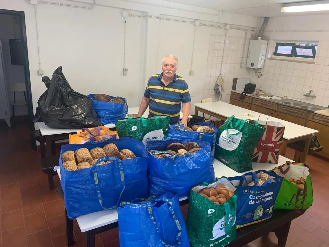 Fotografia do álbum "Entrega de pães para jardineiros de Cascais"
